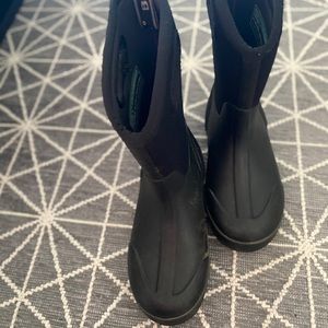 Bogs size 5 kids snow boots / black